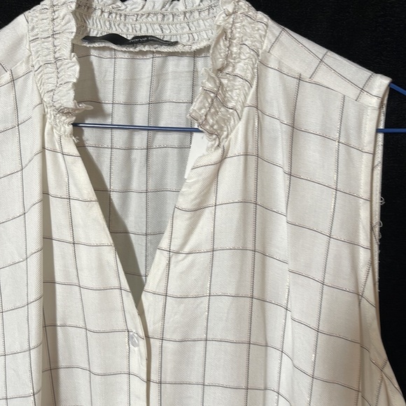 🌺A sleeveless shirt - Picture 2 of 6